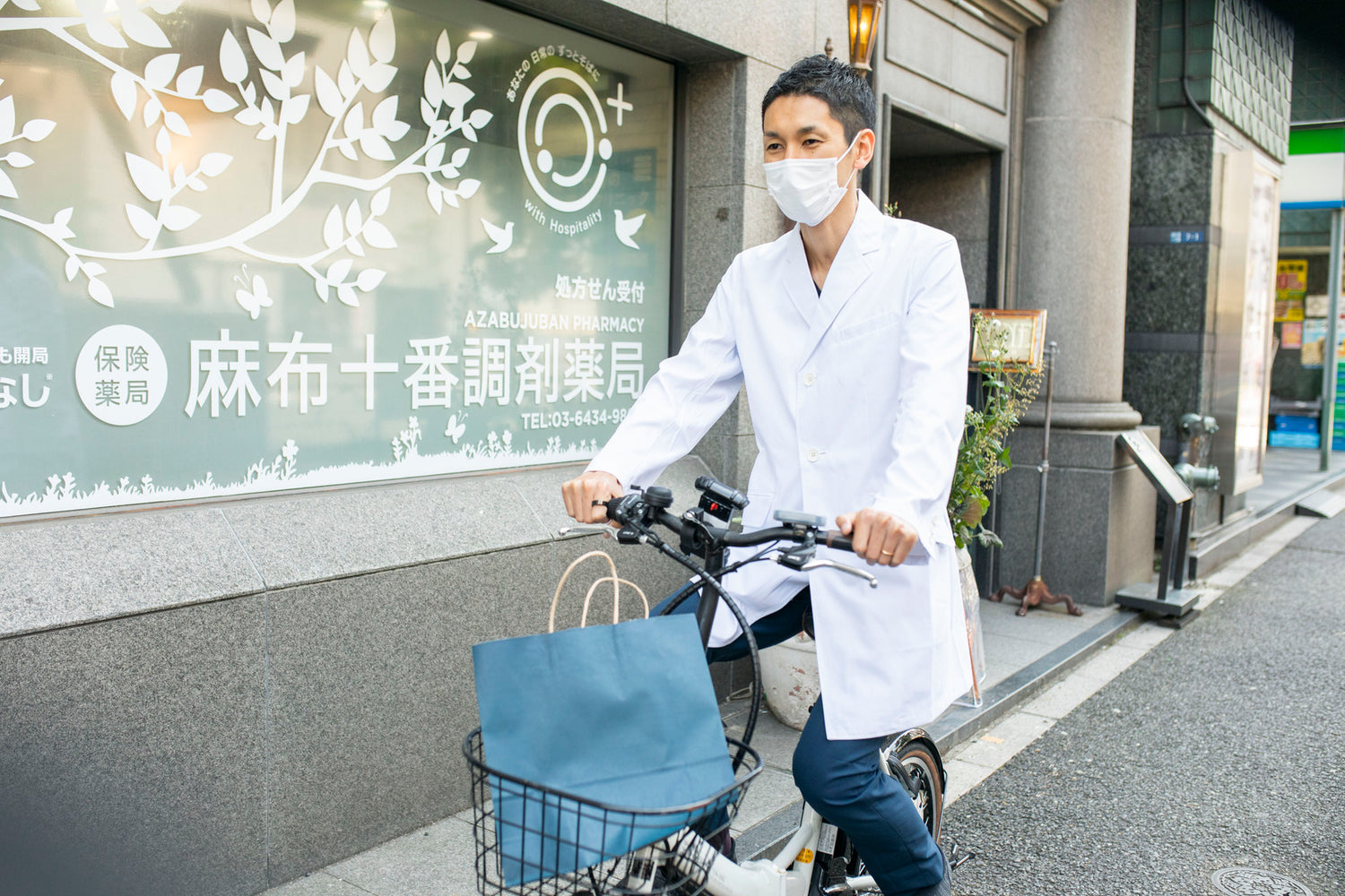 麻布十番調剤薬局では在宅医療に対応しております。薬剤師がご自宅にお伺いし、服用薬の管理、カレンダーへの配薬などをおこないます。医師の訪問診療を受けられている方、ヘルパーさん、訪問看護師さん、ケアマネージャーさんの支援を受けられている方が主に対象となります。