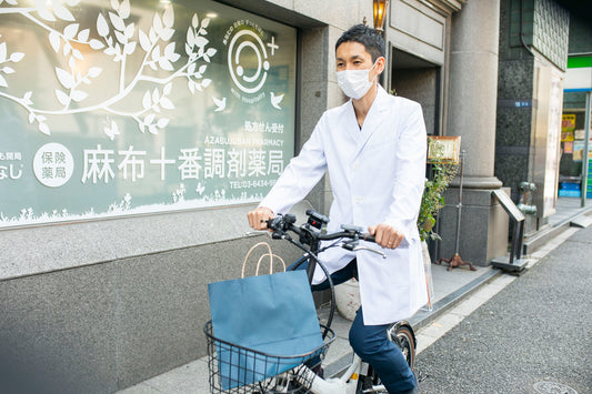 麻布十番調剤薬局では在宅医療に対応しております。薬剤師がご自宅にお伺いし、服用薬の管理、カレンダーへの配薬などをおこないます。医師の訪問診療を受けられている方、ヘルパーさん、訪問看護師さん、ケアマネージャーさんの支援を受けられている方が主に対象となります。